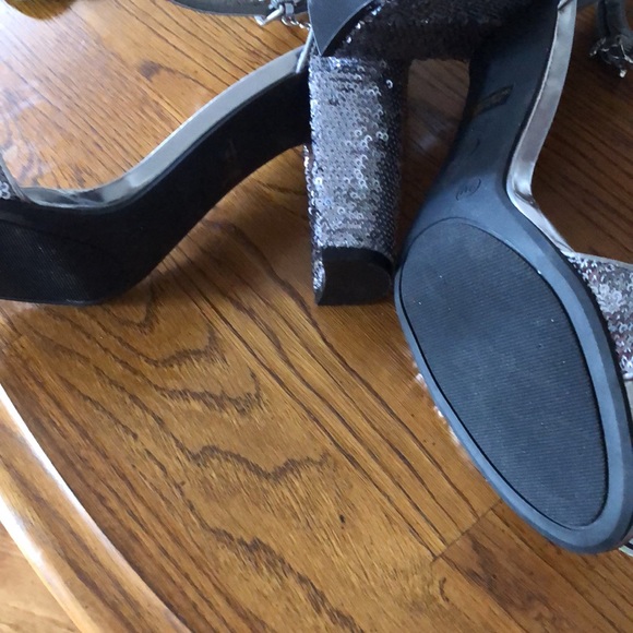 Guess Silver Sequin pumps - Picture 3 of 4